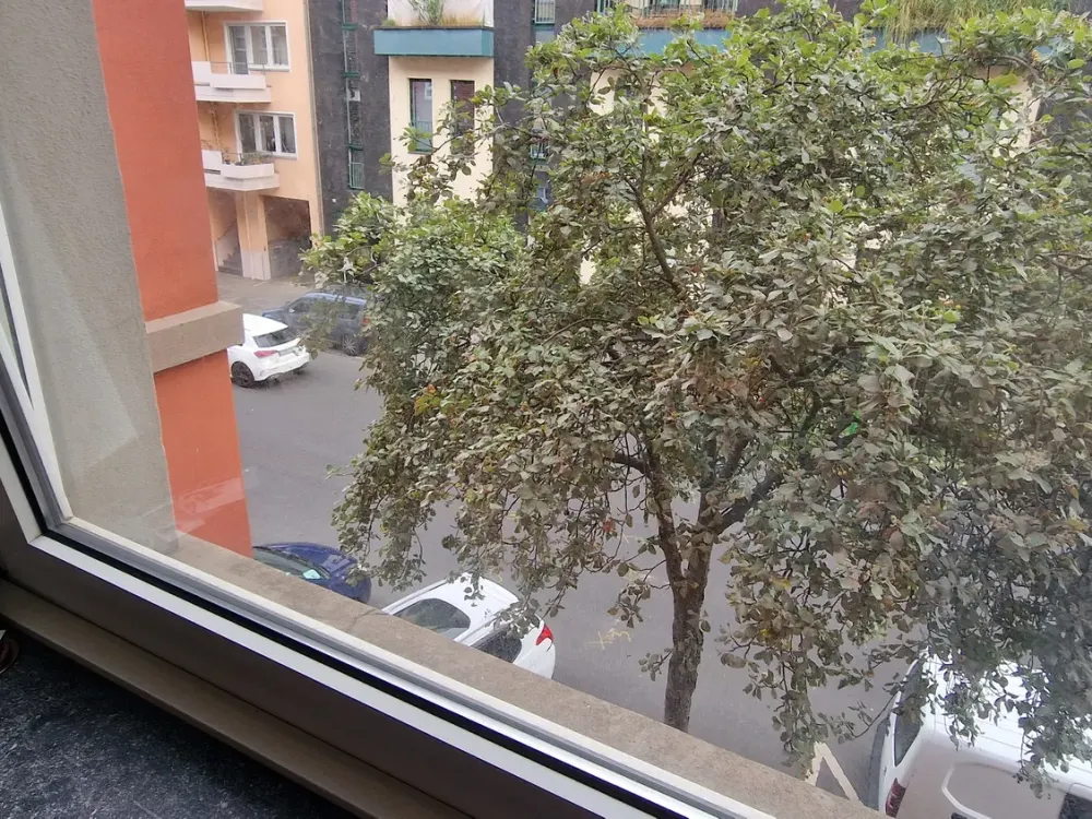 شقة قديمة ساحرة مع شرفة، مطبخ كبير وأرضيات خشبية أصلية في مبنى هادئ