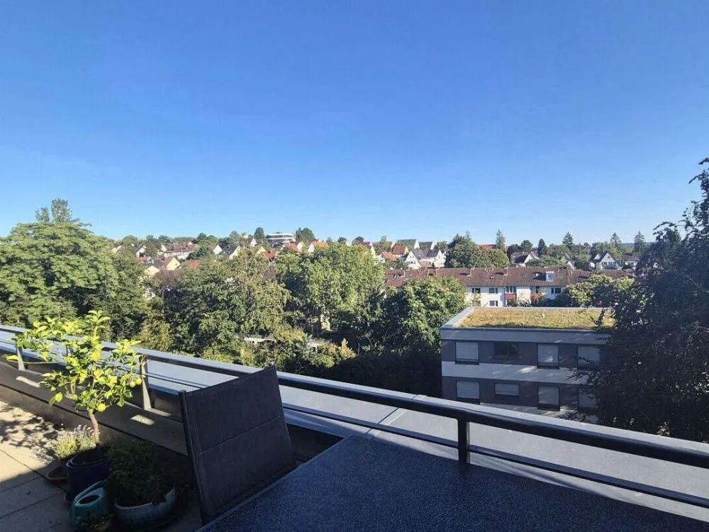 Helle 4-Zimmer-Wohnung mit großem Balkon in Stuttgart