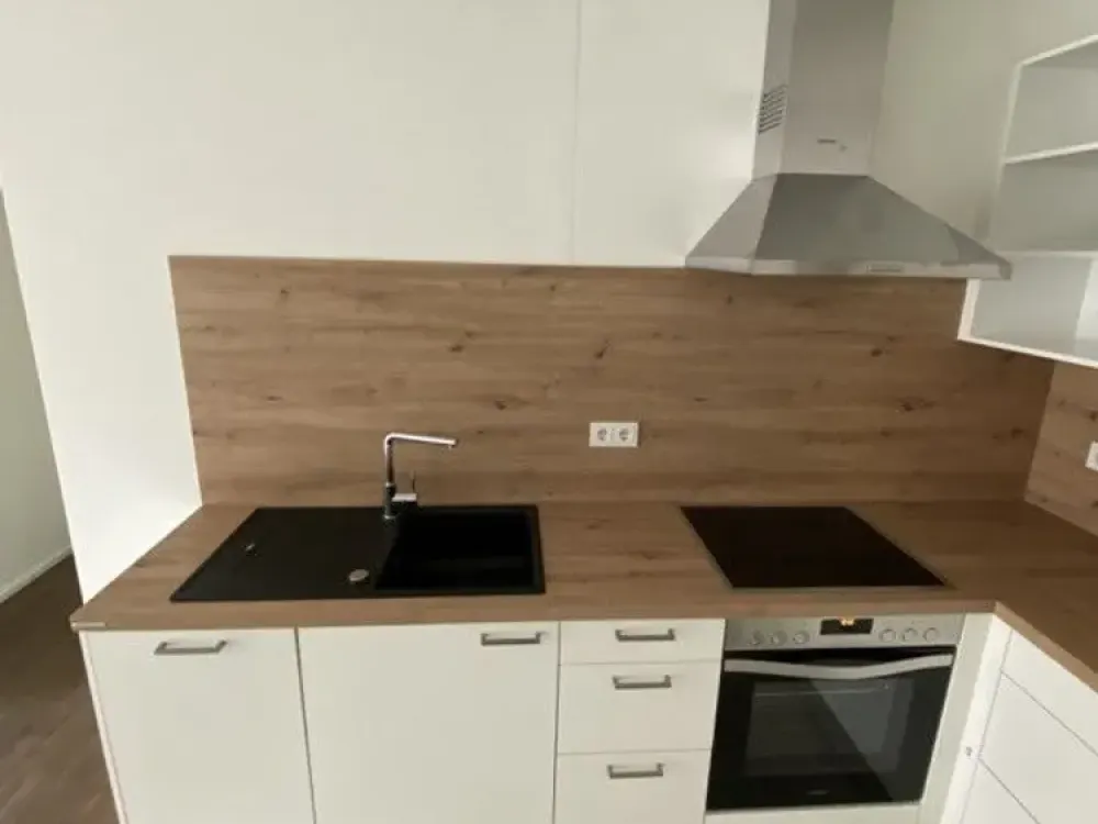 Bright and Modern 2-Room Apartment with Fitted Kitchen!
