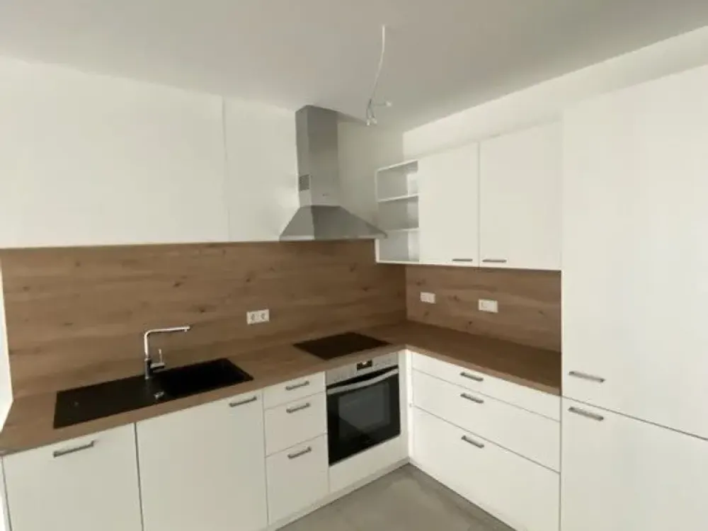 Bright and Modern 2-Room Apartment with Fitted Kitchen!