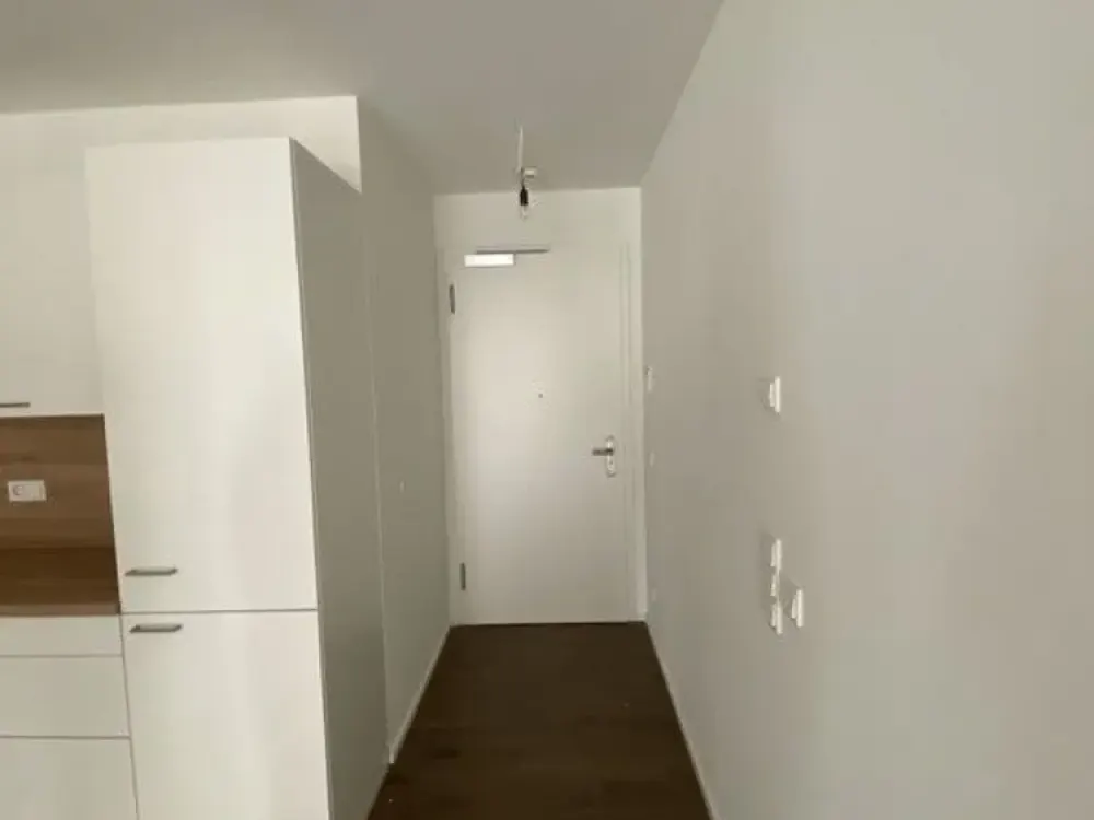 Bright and Modern 2-Room Apartment with Fitted Kitchen!