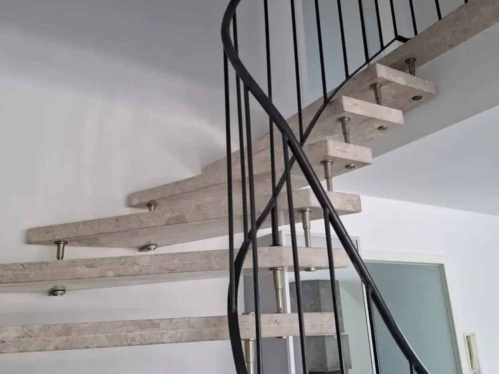 Exklusive 3-Zimmer Maisonette-Wohnung im DG mit Dachterrasse und Balkon