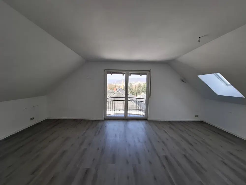 Exklusive 3-Zimmer Maisonette-Wohnung im DG mit Dachterrasse und Balkon