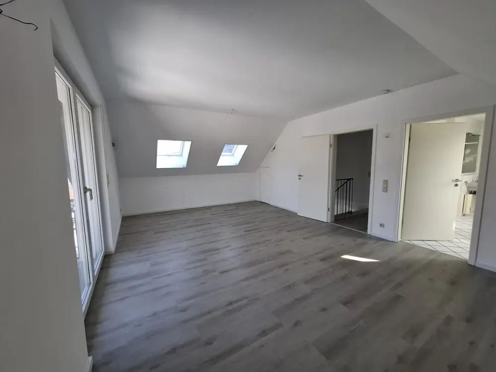 Exklusive 3-Zimmer Maisonette-Wohnung im DG mit Dachterrasse und Balkon