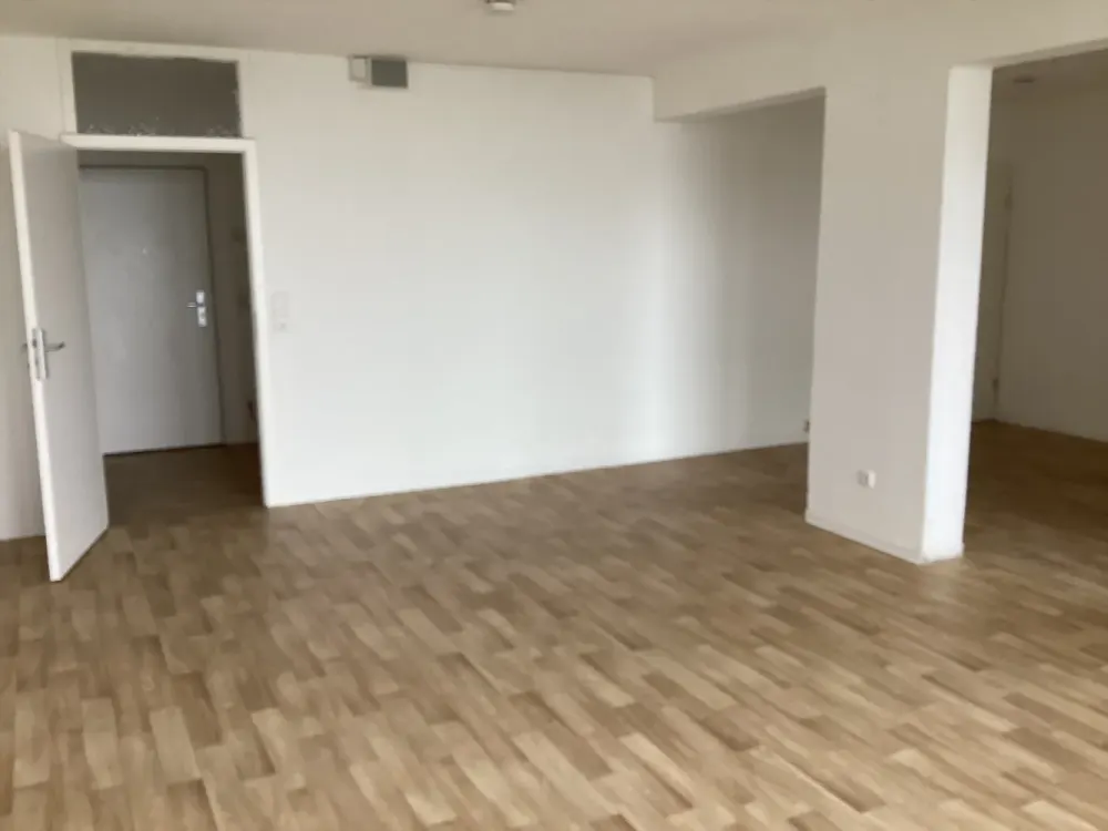Weitblick: Helle 3 Zimmerwohnung mit Balkon