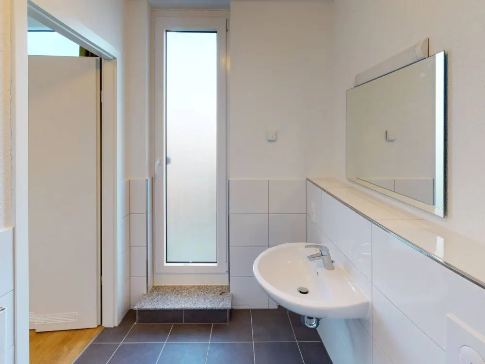 ** Modernes und vollmöbliertes 1-Zimmer-Apartment mit EINBAUKÜCHE, eigenem BALKON und gemeinschaftlicher DACHTERRASSE **