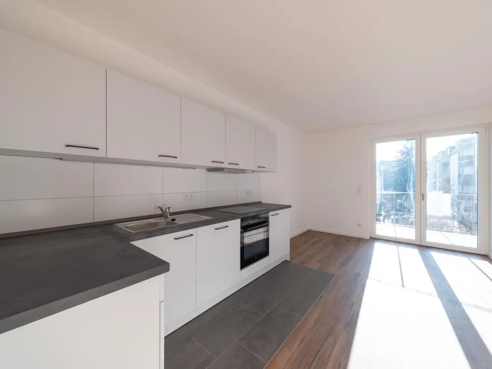 Erstbezug! - 2 Raumwohnung mit Einbauküche, Sonnenbalkon und Tiefgaragenstellplatz - WE14