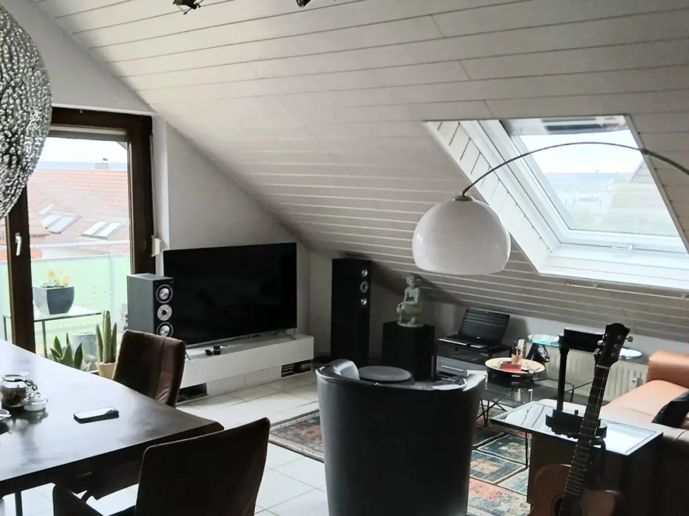 Dachgeschoss-Maisonette mit 4 Zimmer, plus Garage!