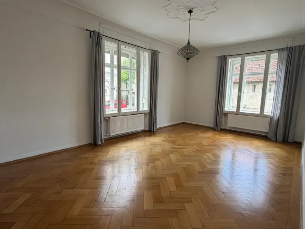 5,5 Zimmerwohnung im malerischen Altbau !!