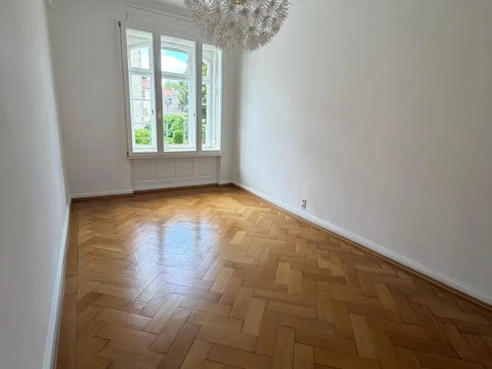 5,5 Zimmerwohnung im malerischen Altbau !!