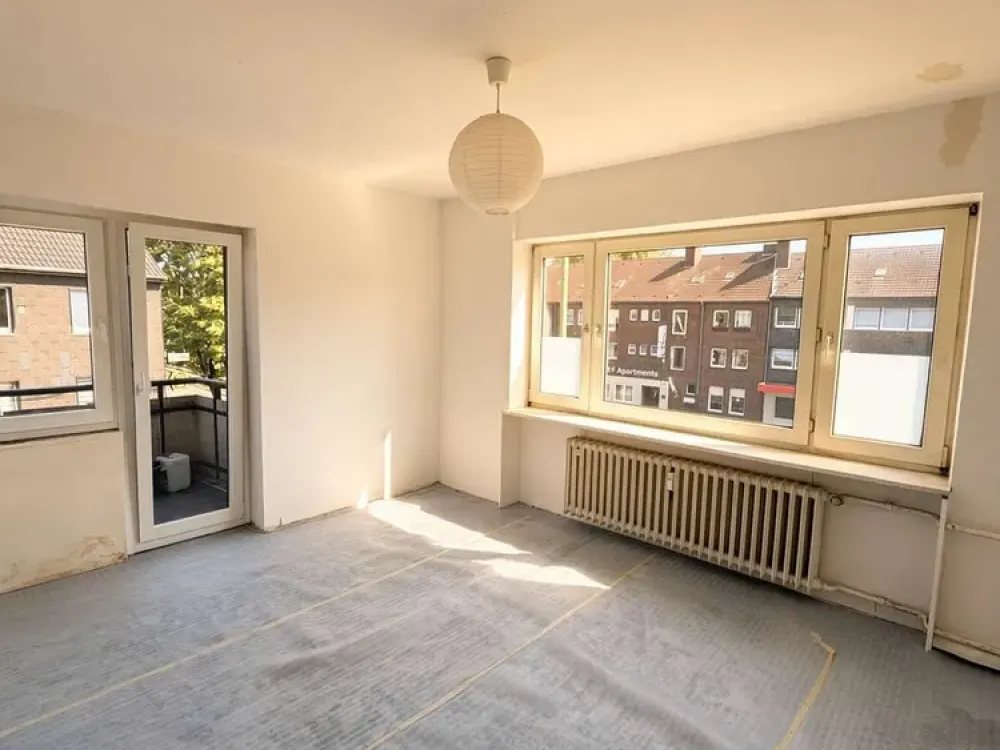 Spacious 2.5 Room Apartment for Self-Renovation