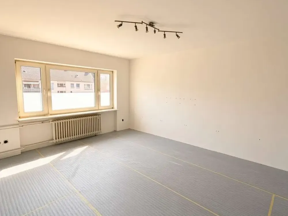 Spacious 2.5 Room Apartment for Self-Renovation