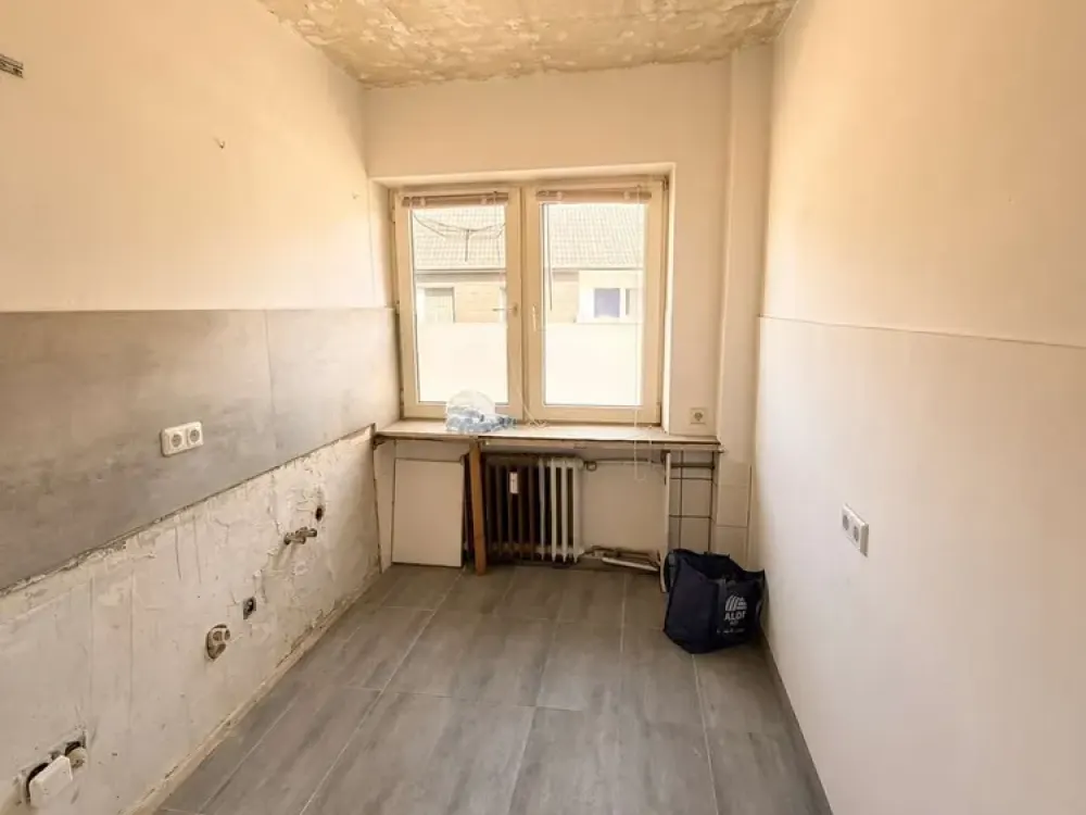 Spacious 2.5 Room Apartment for Self-Renovation