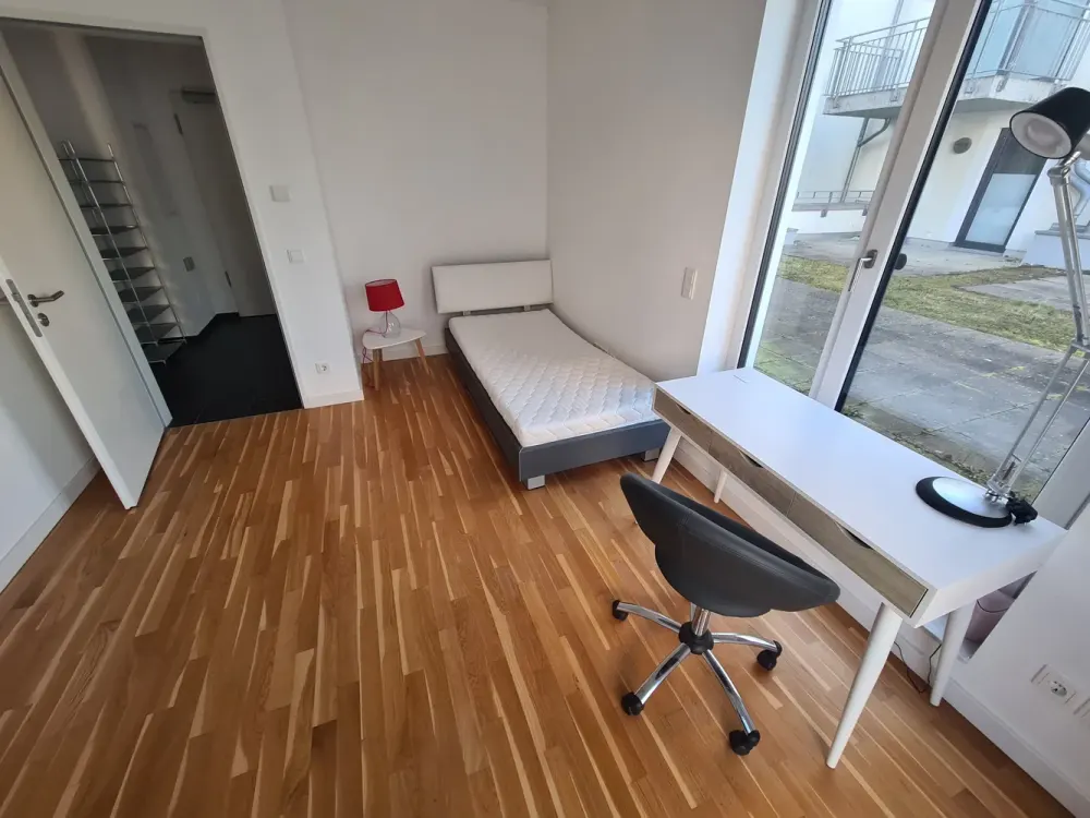 Shared Apartment Room Available Immediately in a Nice Neighborhood