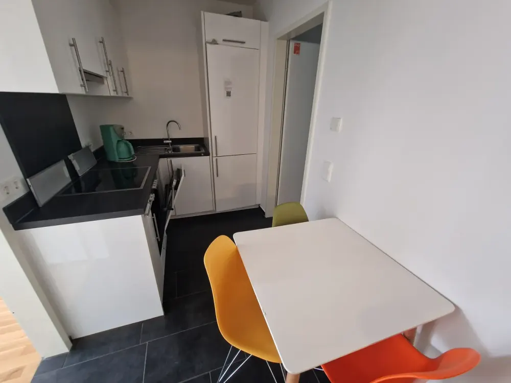 Shared Apartment Room Available Immediately in a Nice Neighborhood