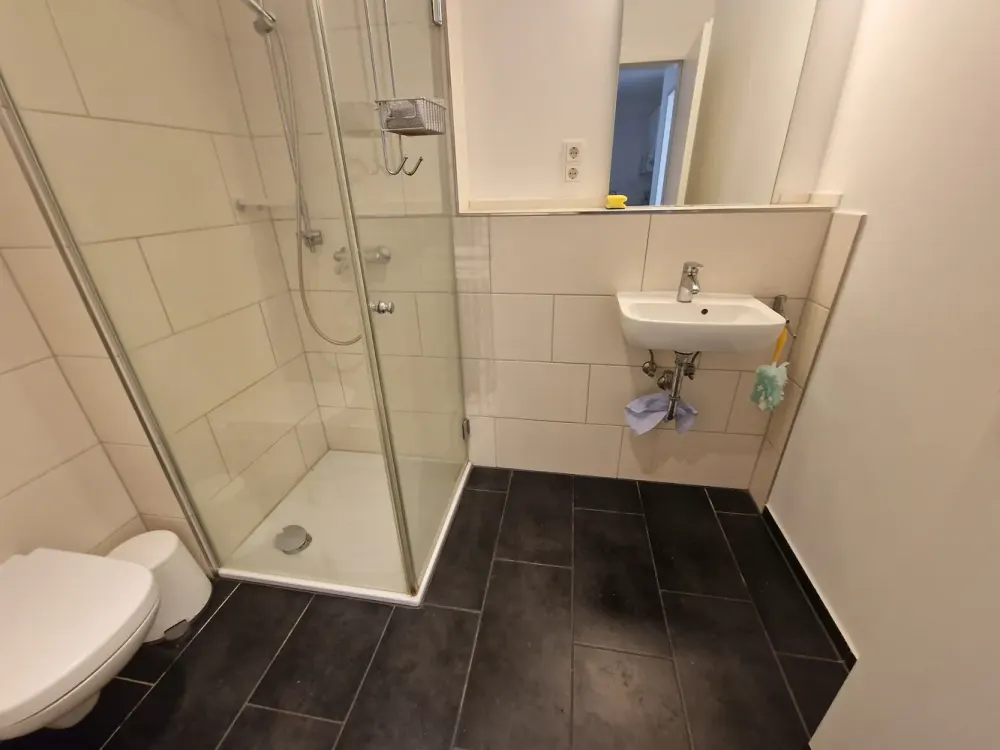 Shared Apartment Room Available Immediately in a Nice Neighborhood