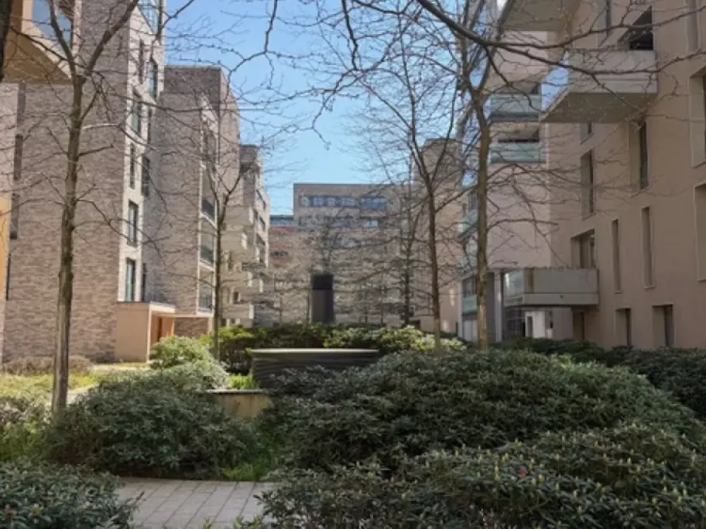 Pelikanviertel - bright 2-room apartment on the 4th floor with garage