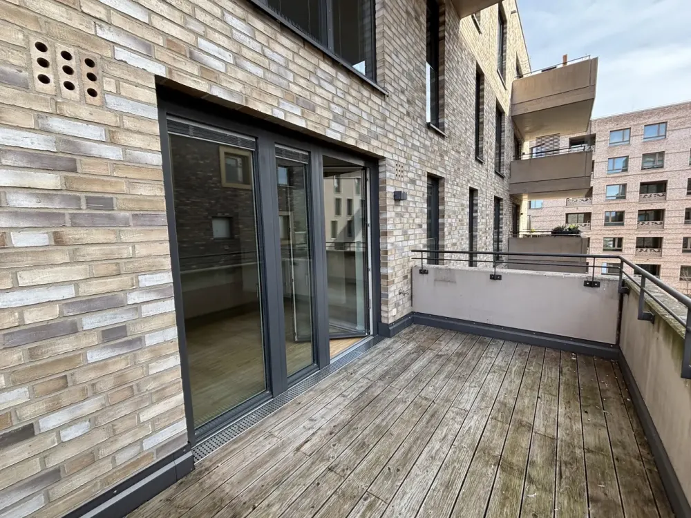Pelikanviertel - bright 2-room apartment on the 4th floor with garage