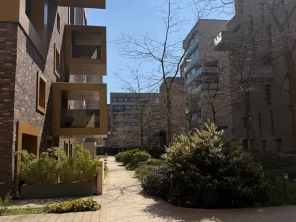 Pelikanviertel - bright 2-room apartment on the 4th floor with garage