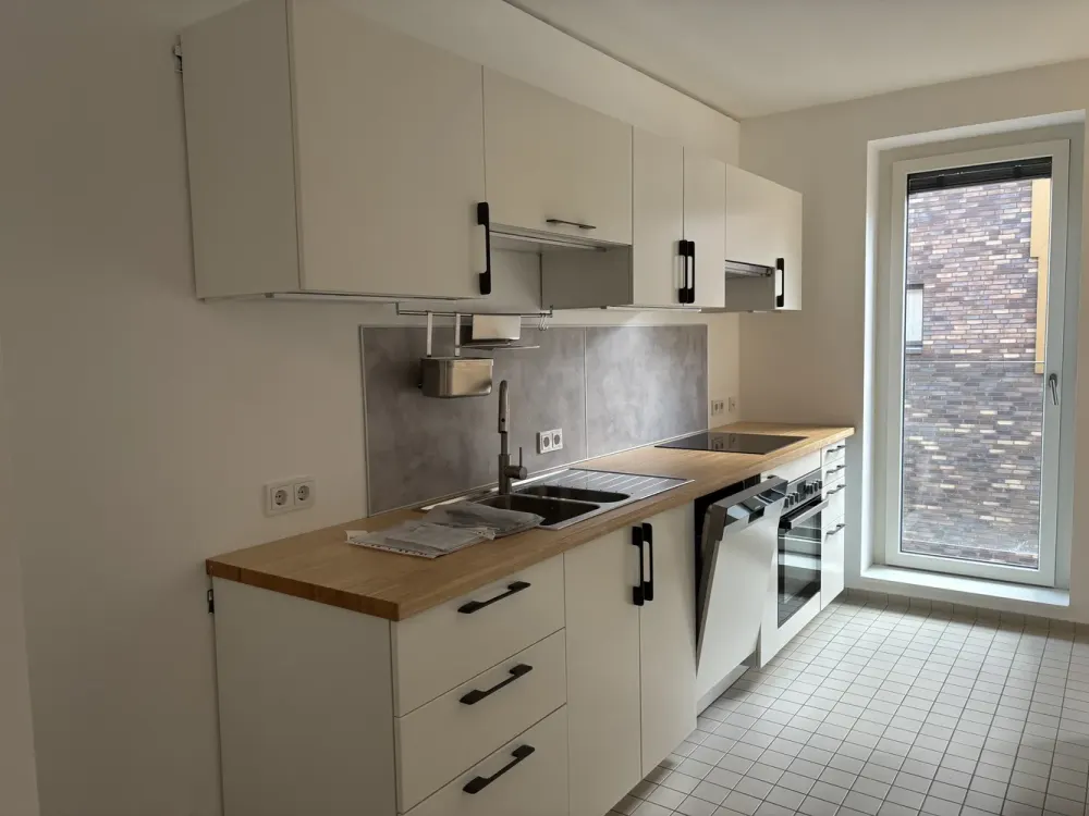 Pelikanviertel - bright 2-room apartment on the 4th floor with garage