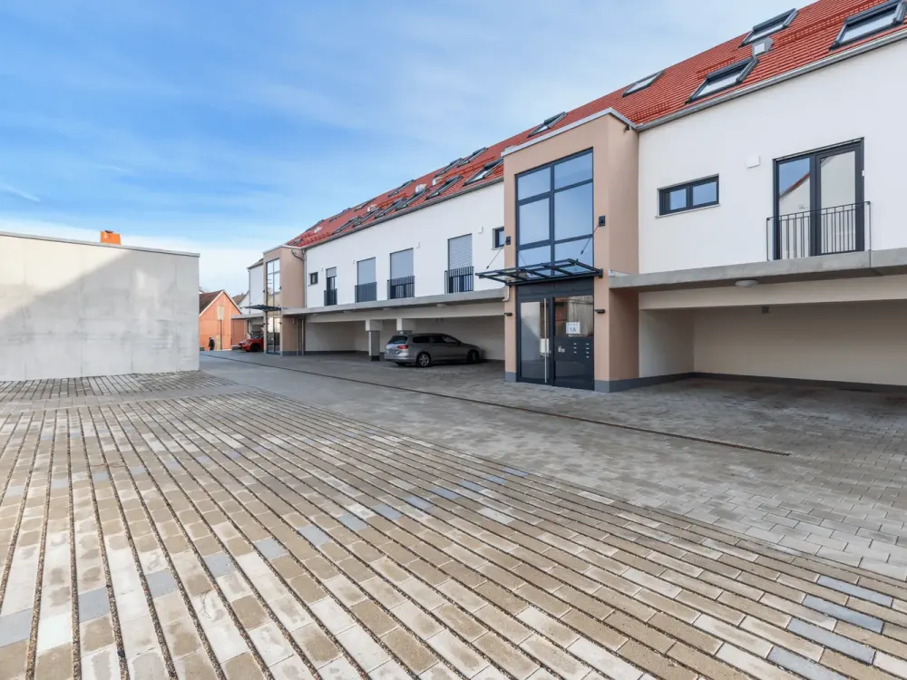 Like-new 3-room apartment with high-quality fitted kitchen, car elevator and spacious loggia