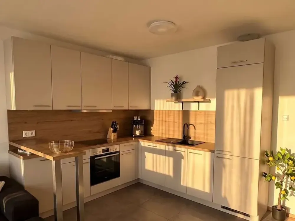 Like-new 3-room apartment with high-quality fitted kitchen, car elevator and spacious loggia