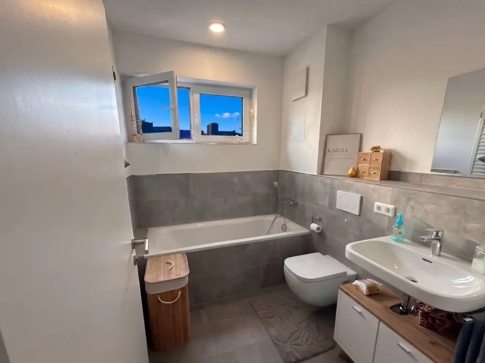 Like-new 3-room apartment with high-quality fitted kitchen, car elevator and spacious loggia