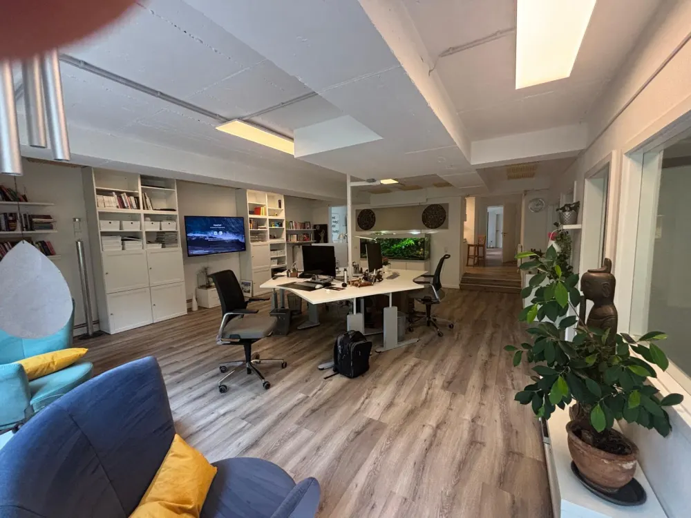 Designbüro Parkallee: 118 m², teilmöbliert, Garten & Kunst