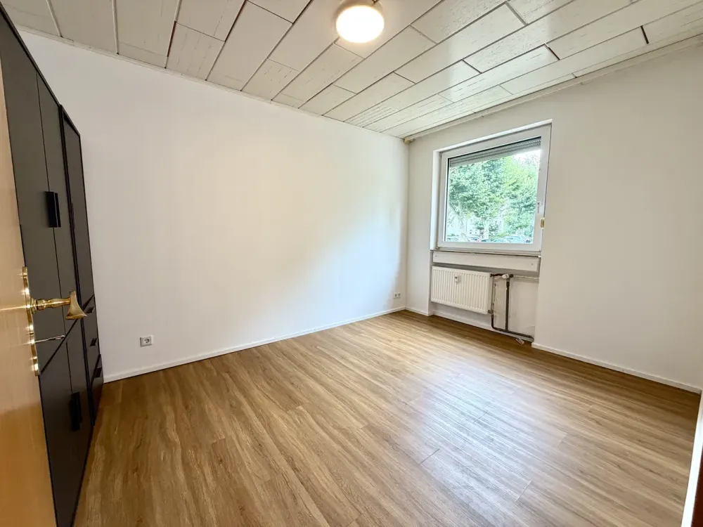 Helle 4-Zimmer-Wohnung mit Balkon & Einbauküche in Eschborn
