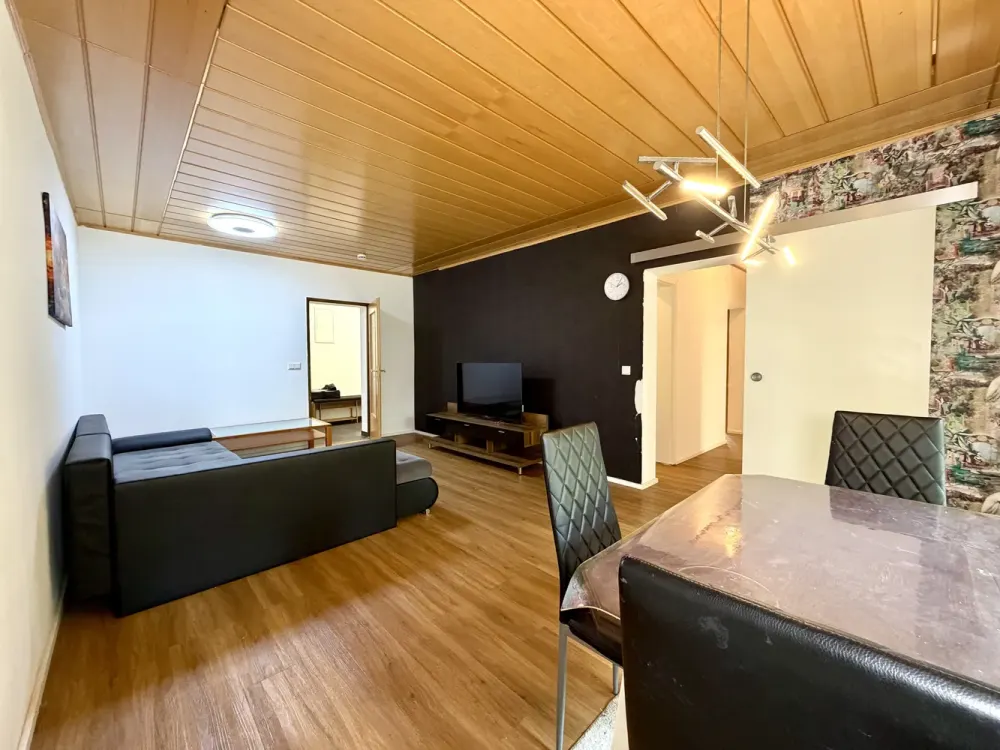 Helle 4-Zimmer-Wohnung mit Balkon & Einbauküche in Eschborn