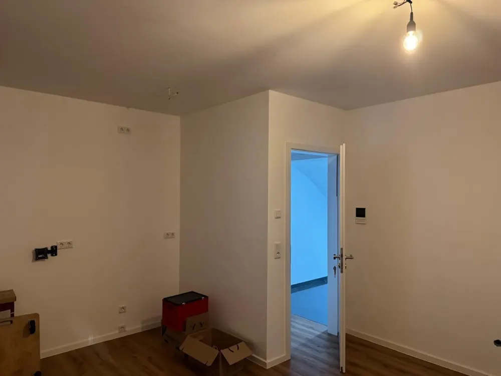 Moderne 4-Zimmer-Wohnung mit zusätzlichem Zimmer, Terrasse und Stellplatz in Ober-Rosbach