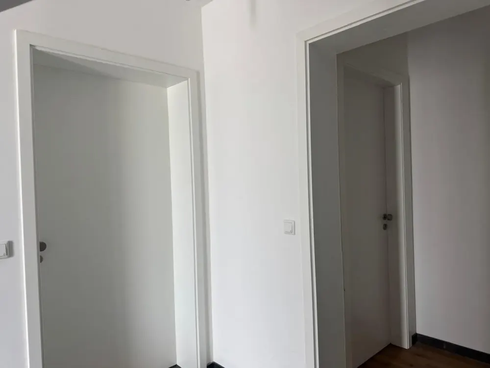 Moderne 4-Zimmer-Wohnung mit zusätzlichem Zimmer, Terrasse und Stellplatz in Ober-Rosbach