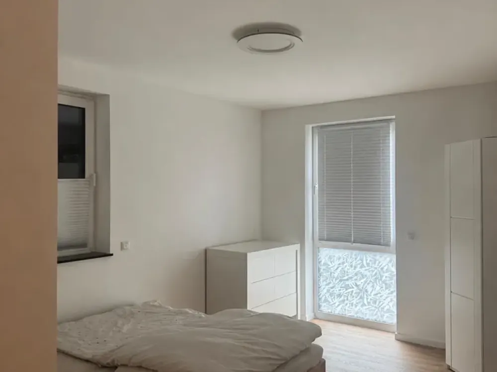 Moderne 4-Zimmer-Wohnung mit zusätzlichem Zimmer, Terrasse und Stellplatz in Ober-Rosbach