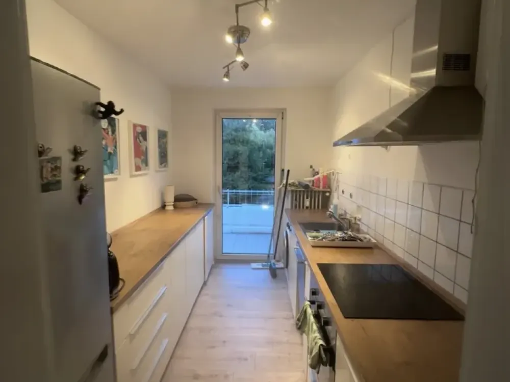 Helle 2-Zimmerwohnung mit Balkon und Bad mit Fenster