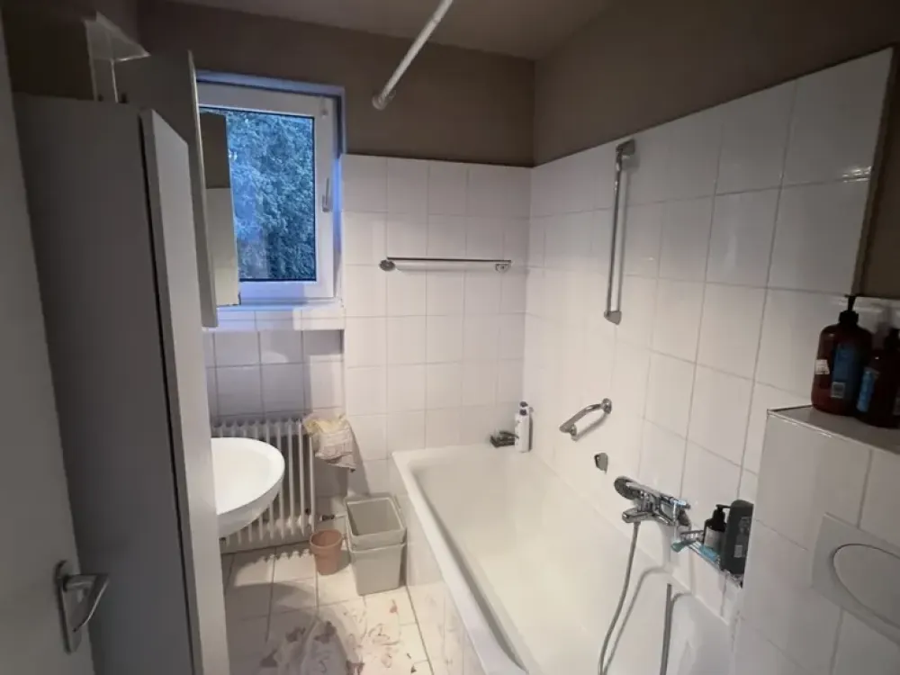 Helle 2-Zimmerwohnung mit Balkon und Bad mit Fenster
