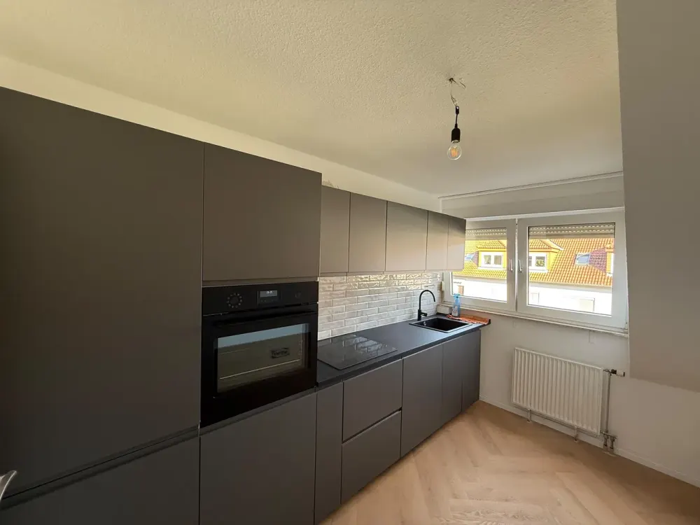 Erstbezug nach Sanierung: Möblierte 2,5-Zimmer-DG-Wohnung mit Einbauküche in Karlsruhe-Neureut