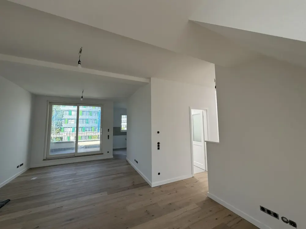 Moderner Dachgeschoss Traum: Lichtdurchflutete 2-Zimmer-Wohnung mit großem Balkon