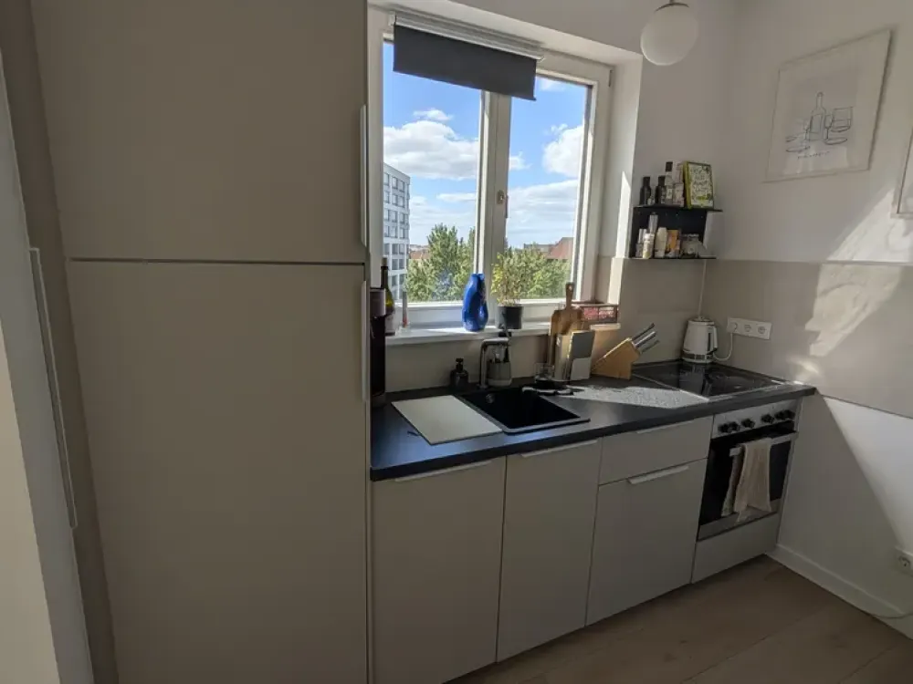 Moderner Dachgeschoss Traum: Lichtdurchflutete 2-Zimmer-Wohnung mit großem Balkon