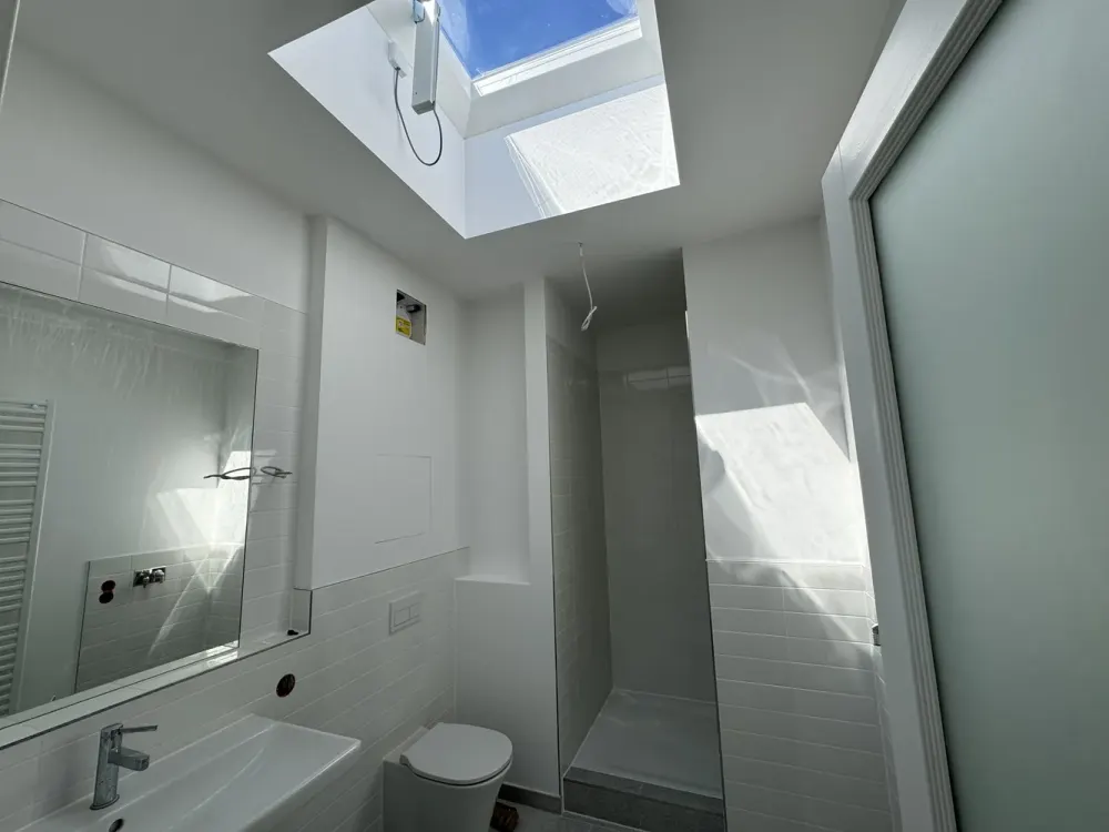 Moderner Dachgeschoss Traum: Lichtdurchflutete 2-Zimmer-Wohnung mit großem Balkon