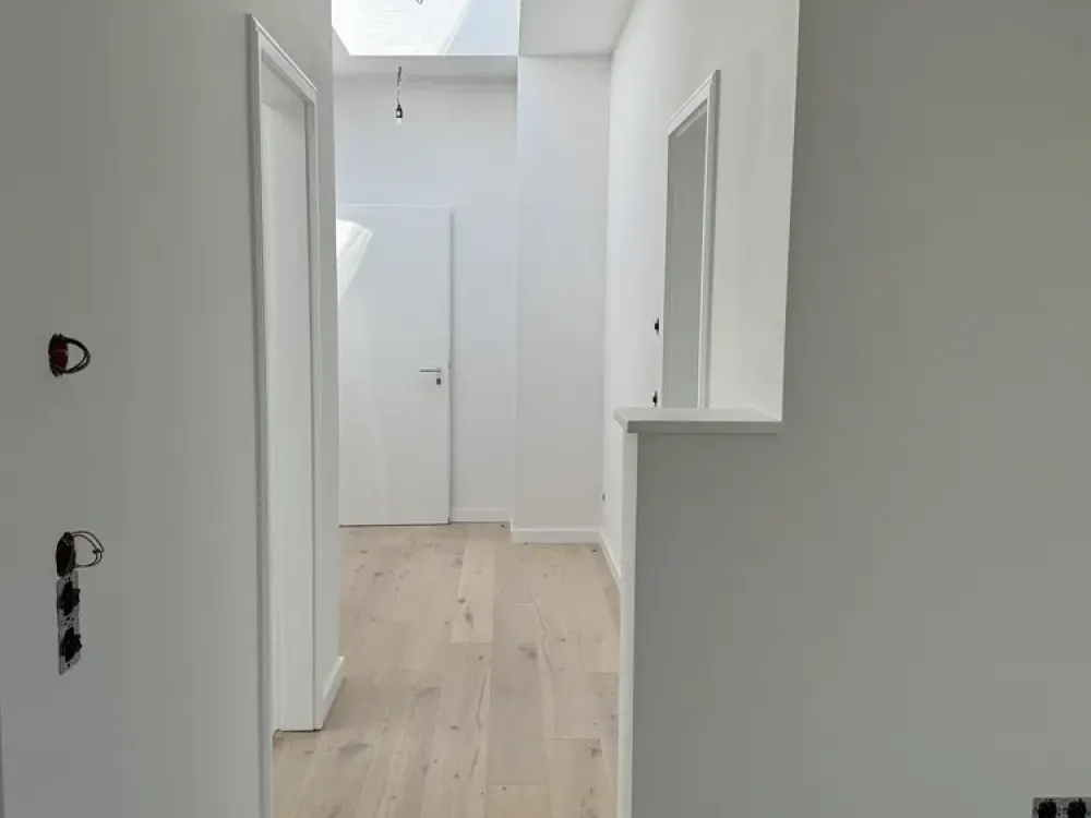 Moderner Dachgeschoss Traum: Lichtdurchflutete 2-Zimmer-Wohnung mit großem Balkon