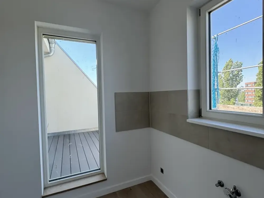 Moderner Dachgeschoss Traum: Lichtdurchflutete 2-Zimmer-Wohnung mit großem Balkon