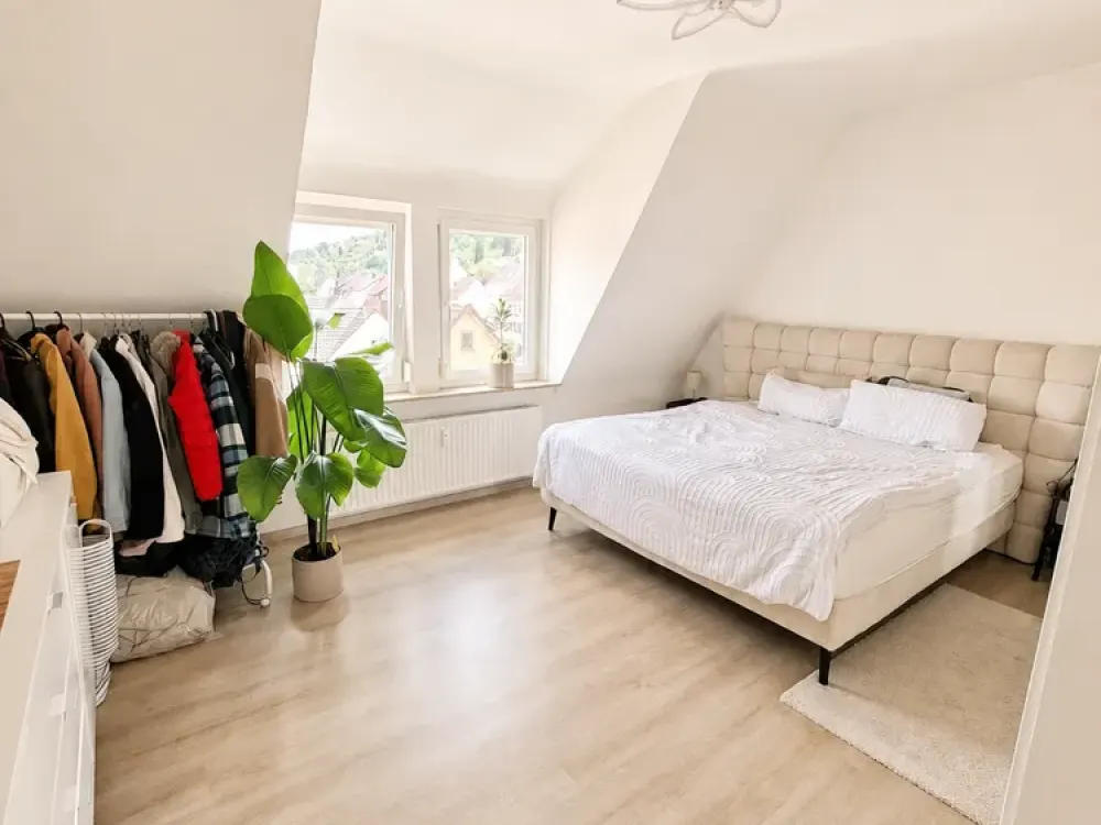 S-WANGEN: Großzügige, helle und gepflegte 4-Zi.-Wohnung im DG * TL-Bad * EBK * toller Balkon!