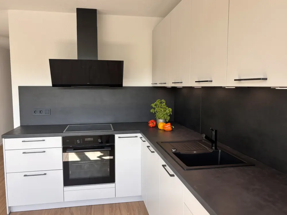 Moderne 2-Zimmer-Neubau-Wohnung mit Küche, Balkon und 2 Stellplätzen in Nürtingen-Oberensingen