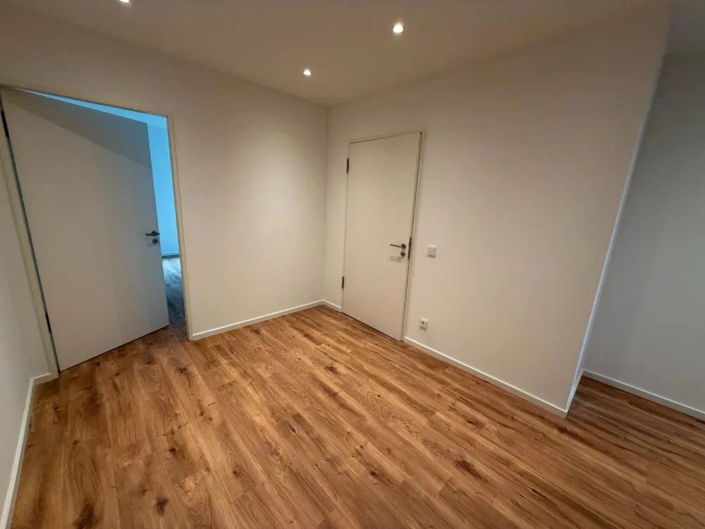 Neubau: Großzügige 3-Zimmer-Wohnung mit Premium-Küche