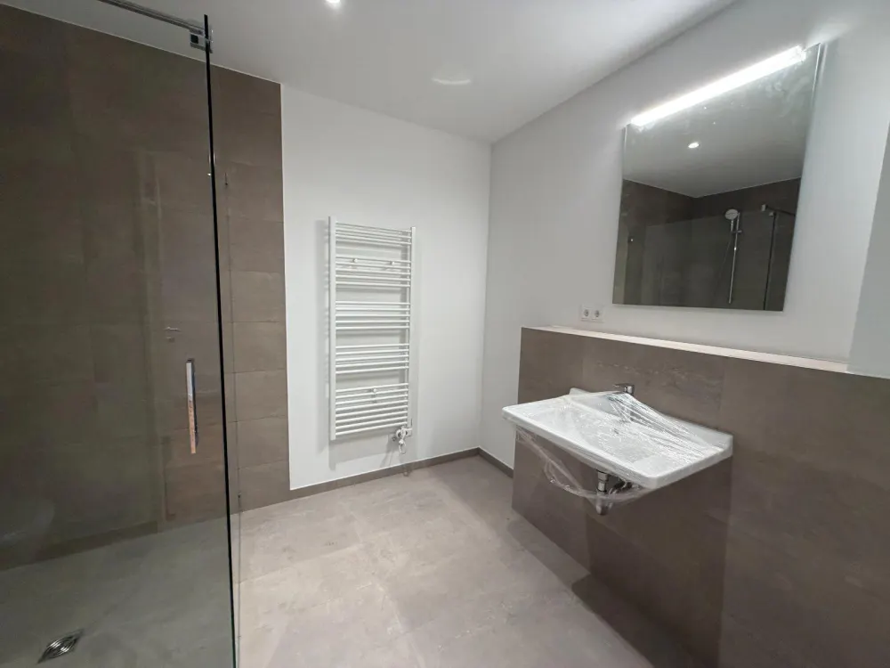 Neubau: Großzügige 3-Zimmer-Wohnung mit Premium-Küche