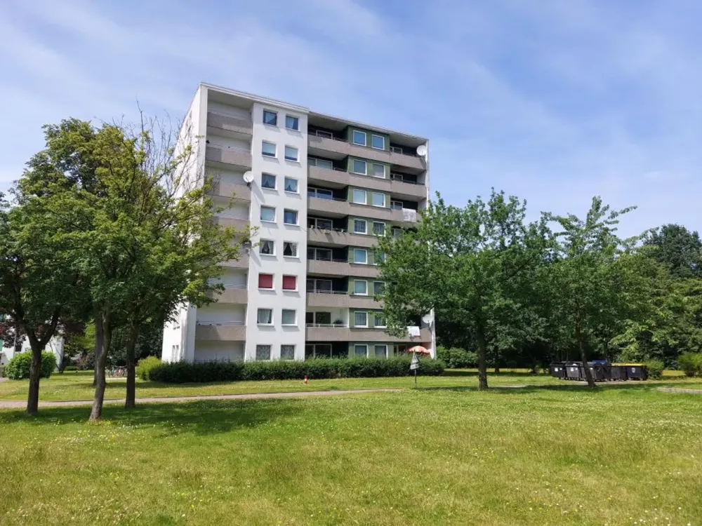 Spacious and Renovated 3-Room Apartment in Bremen North