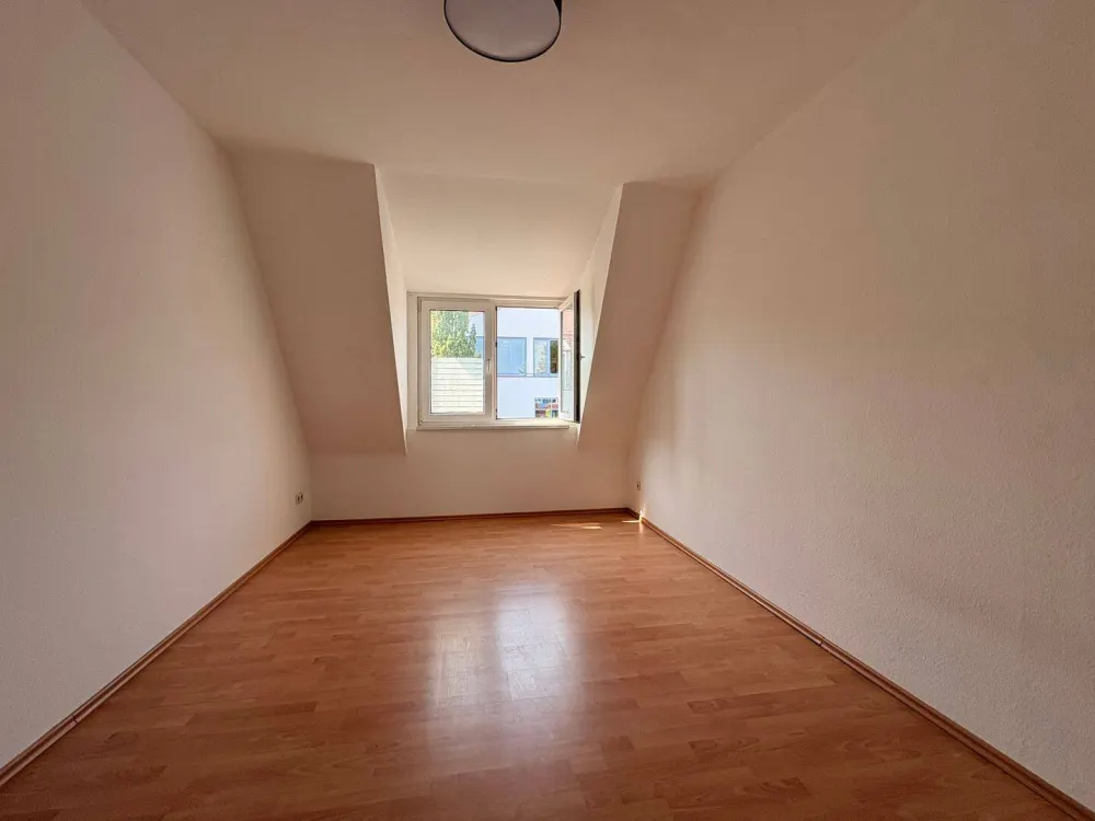 Wohnen über den Dächern: 3-Zimmer-DG-Wohnung mit Balkon!