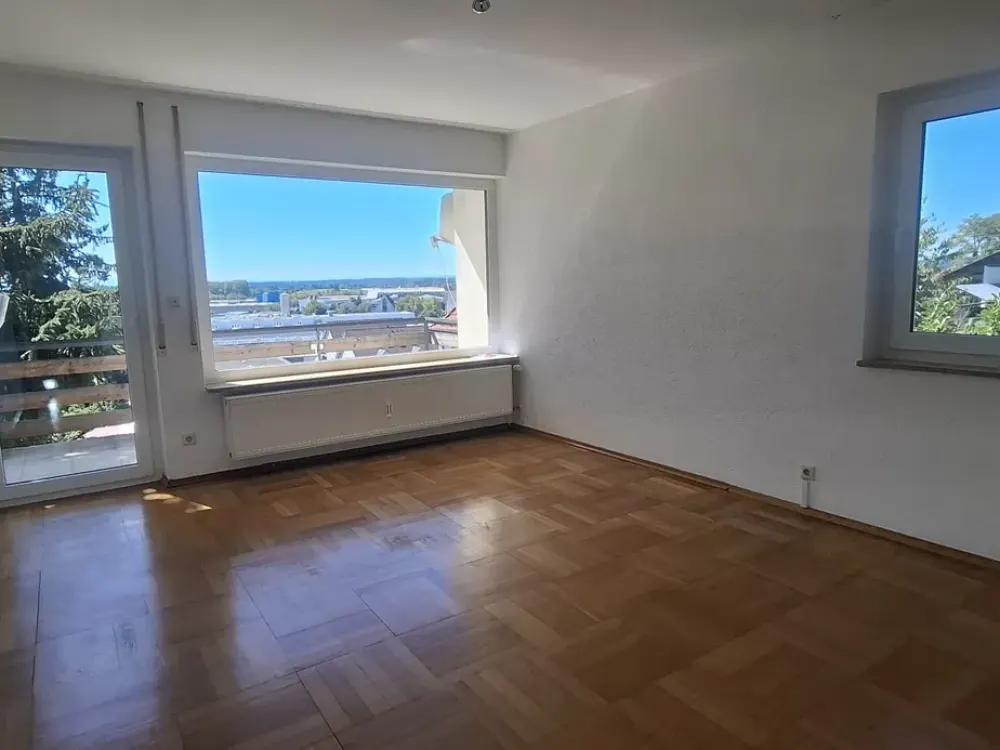 Großzügige 4-Zimmer-Wohnung mit Balkon, Garten und Bergblick