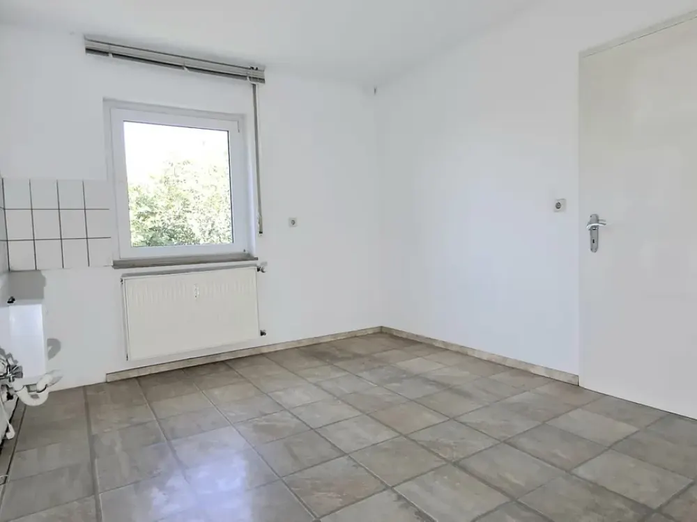 Großzügige 4-Zimmer-Wohnung mit Balkon, Garten und Bergblick
