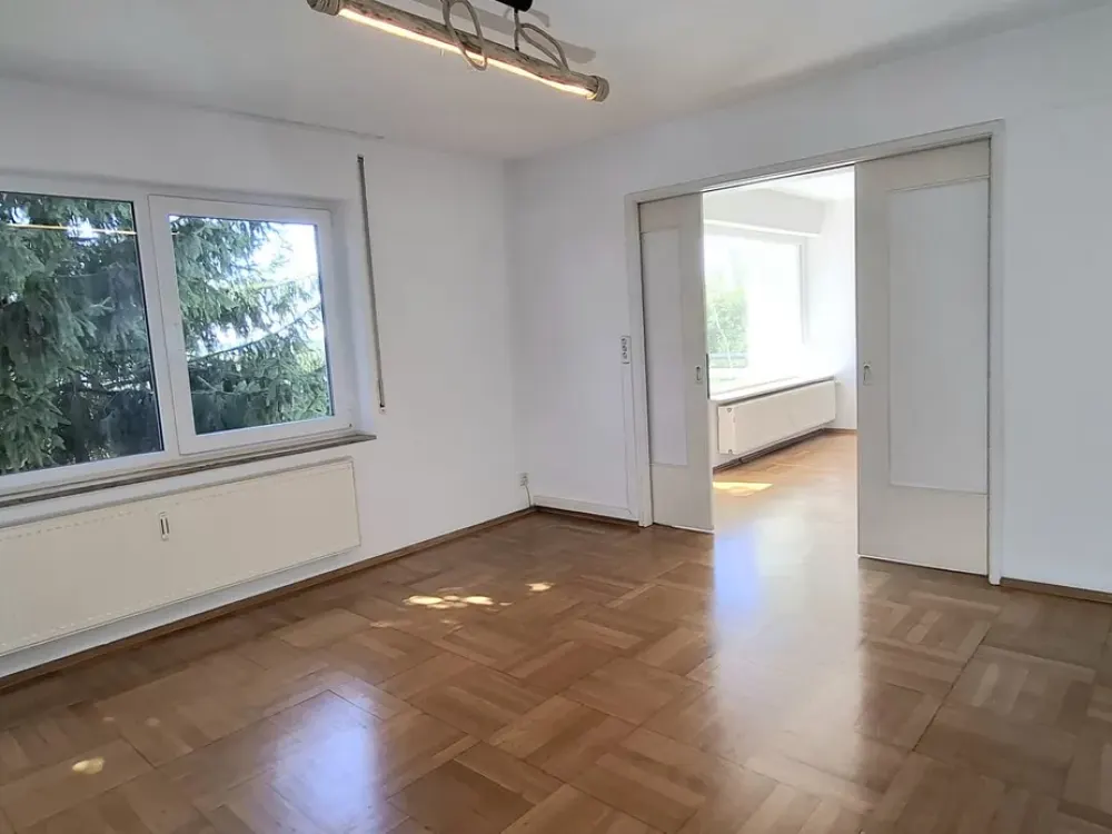 Großzügige 4-Zimmer-Wohnung mit Balkon, Garten und Bergblick